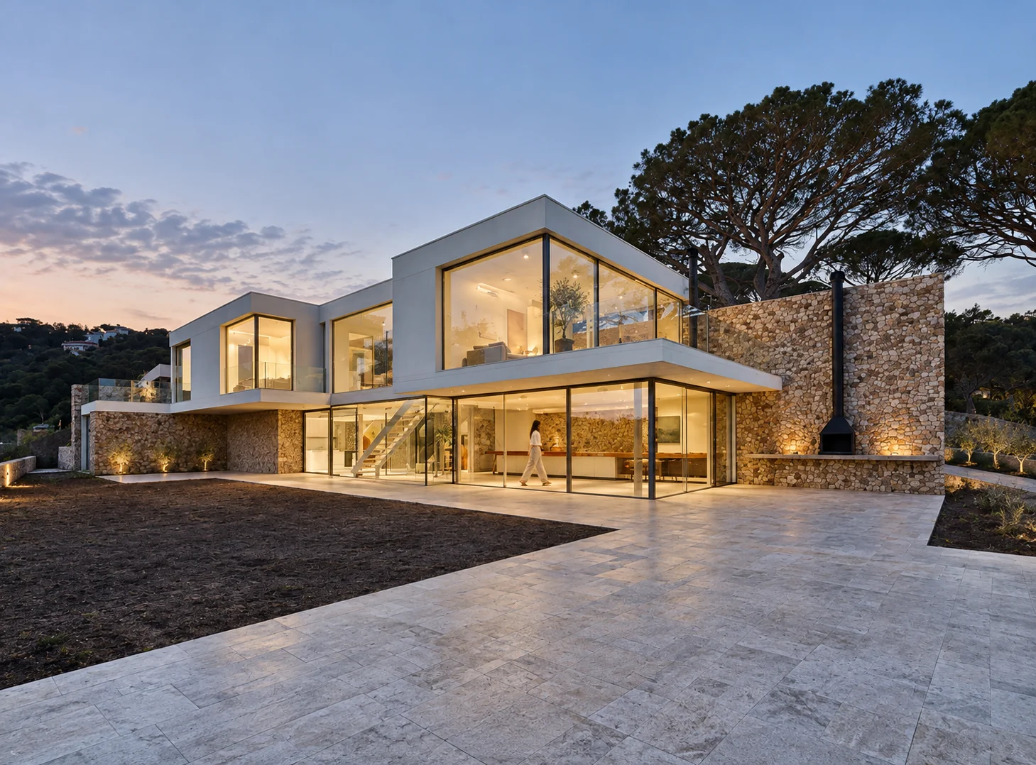 Arquitectura residencial ACV: villa moderna al atardecer entre árboles